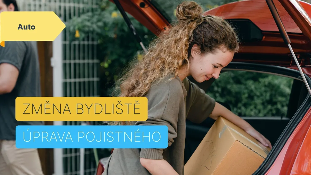 žena bere krabice z auta, stěhuje se do jiného bydliště