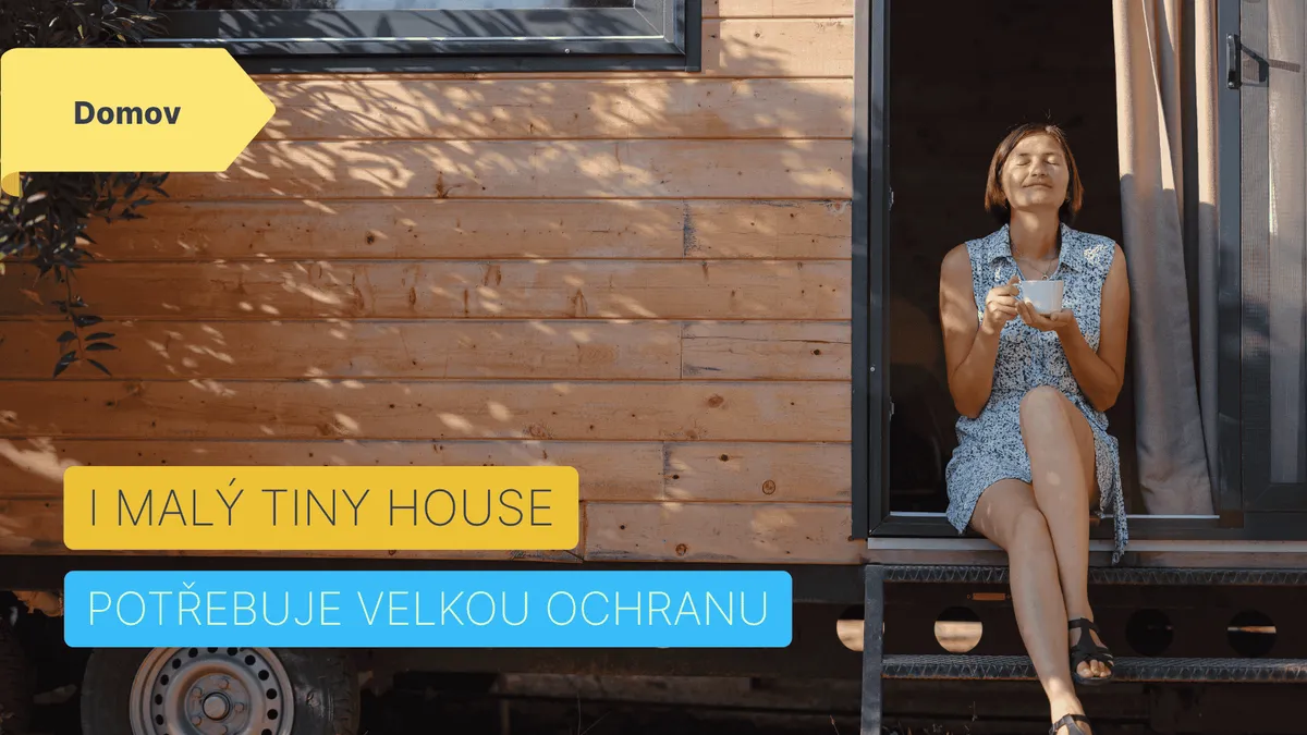 Mobilní malý domeček, tzv. Tiny house, majitelka sedí ve dveřích a užívá si ranní kávu