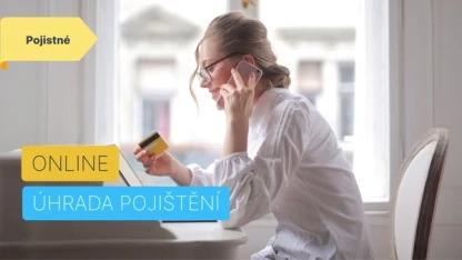 žena u počítače chce zaplatit online