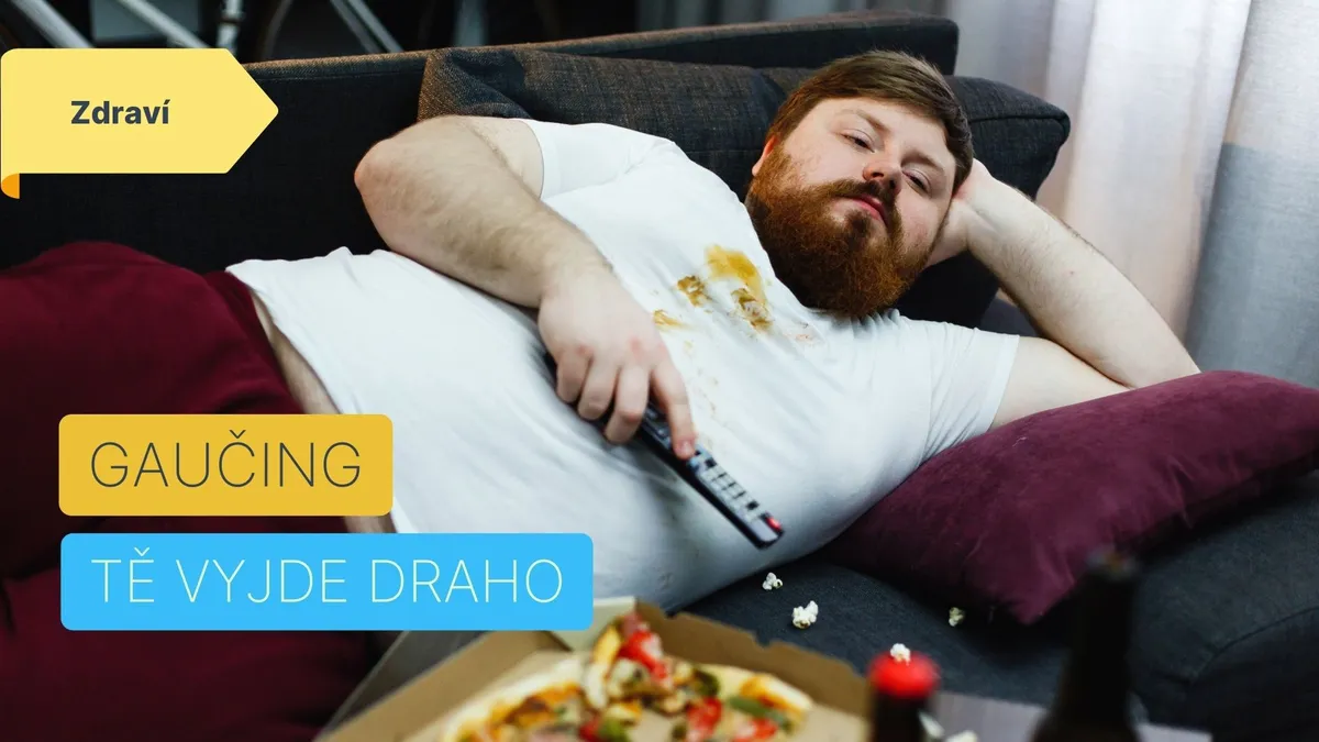 Obézní muž, který jí pizzu a válí se na gauči s ovladačem k televizi.