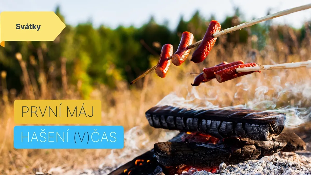 pečení buřtů nad ohněm u louky v blízkosti lesa s popiskem „První máj hašení (v)čas”