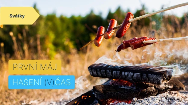pečení buřtů nad ohněm u louky v blízkosti lesa s popiskem „První máj hašení (v)čas”